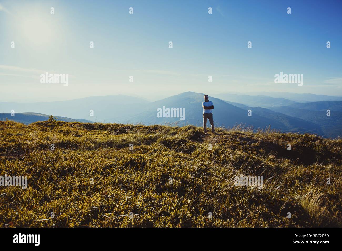 L'homme est debout au sommet de la montagne. Inspiration de la nature et du voyage, toile de fond pour la motivation et le concept lettrage Banque D'Images