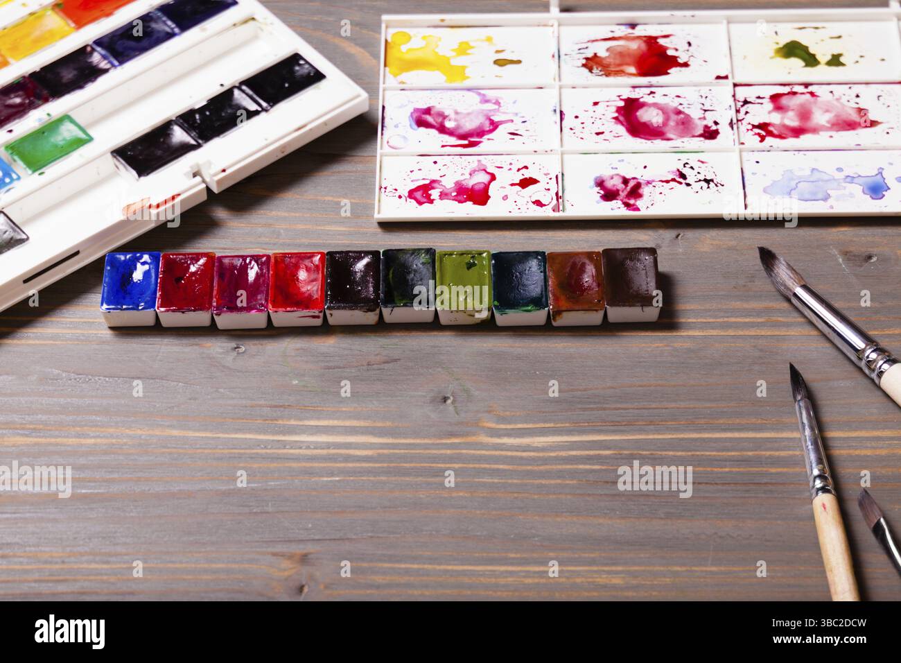 Œuvres d'art, aquarelle avec outils de dessin sur une table en bois Banque D'Images