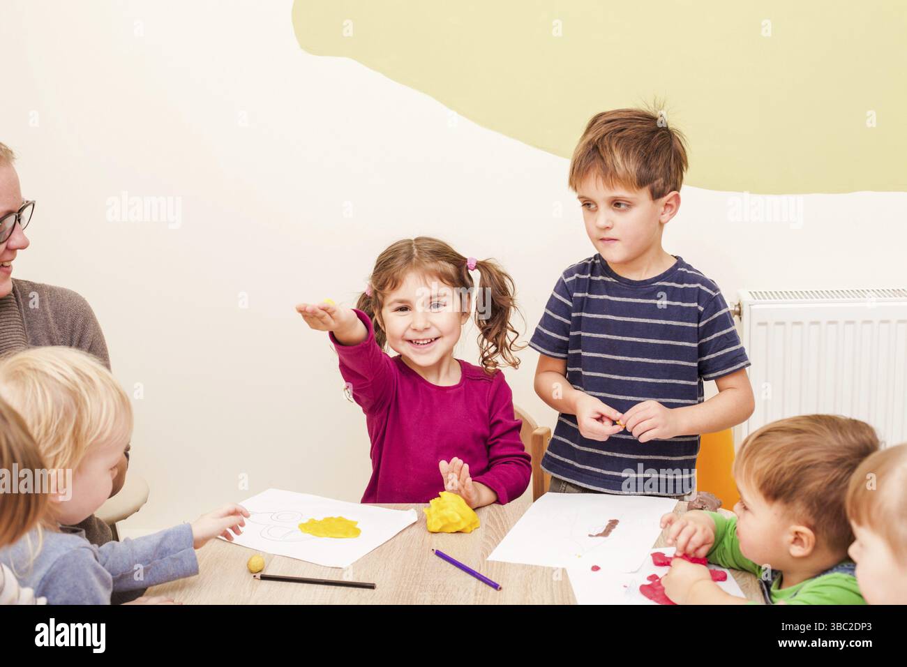 Les enfants font une figure de plasticine sur la table Banque D'Images