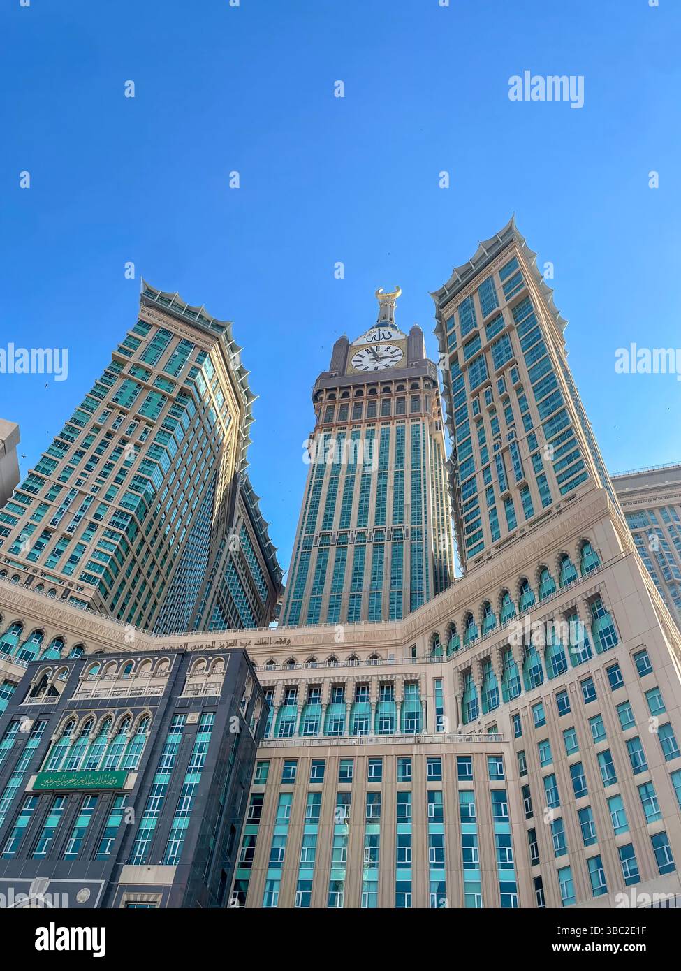 Makkah Clock Tower brille brillamment sous le ciel clair du désert du jour. Cette photo a été prise de Makkah, Arabie Saoudite. Banque D'Images
