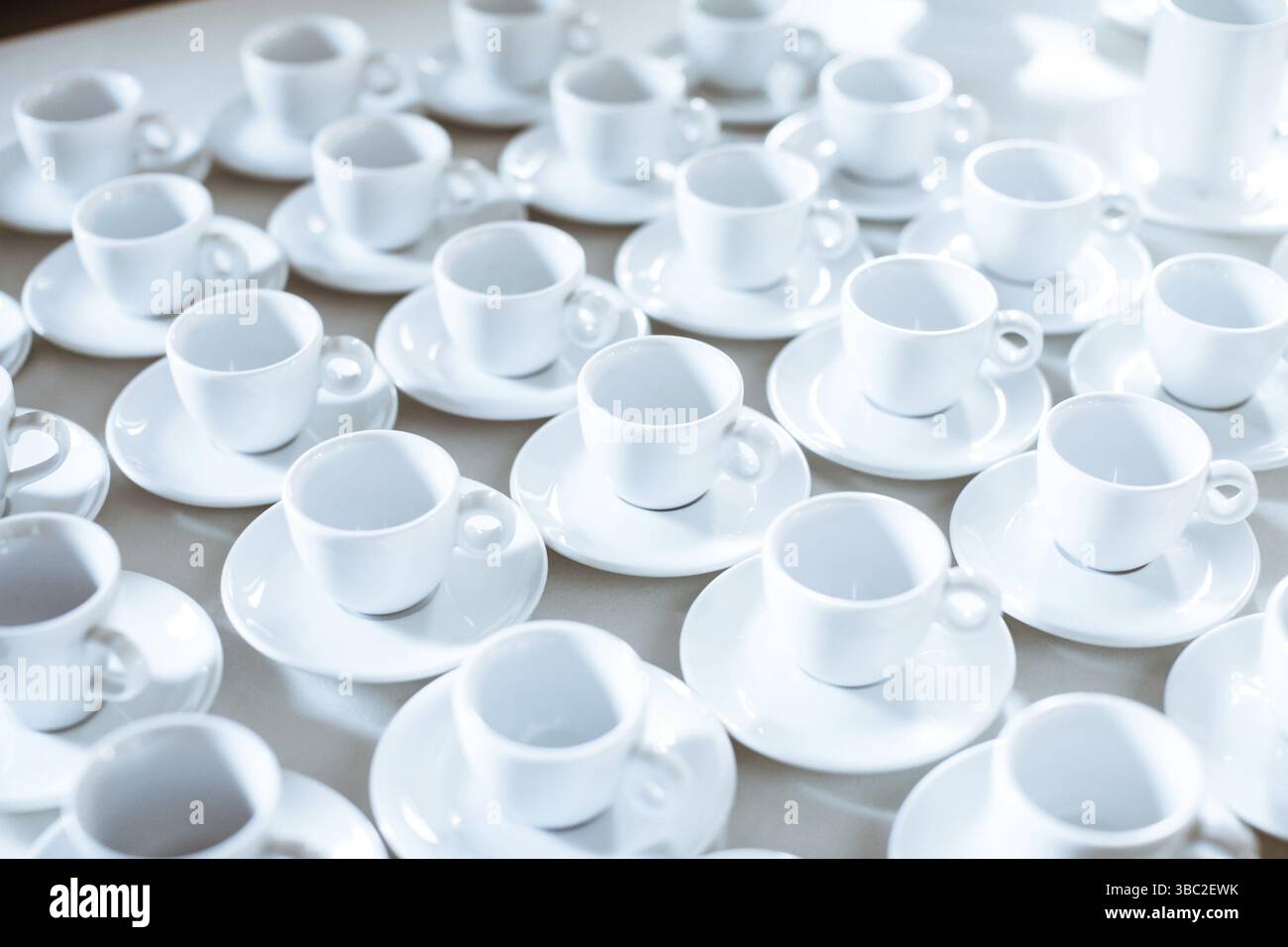 Motif simple composé de tasses de café vides dans le buffet du restaurant Banque D'Images