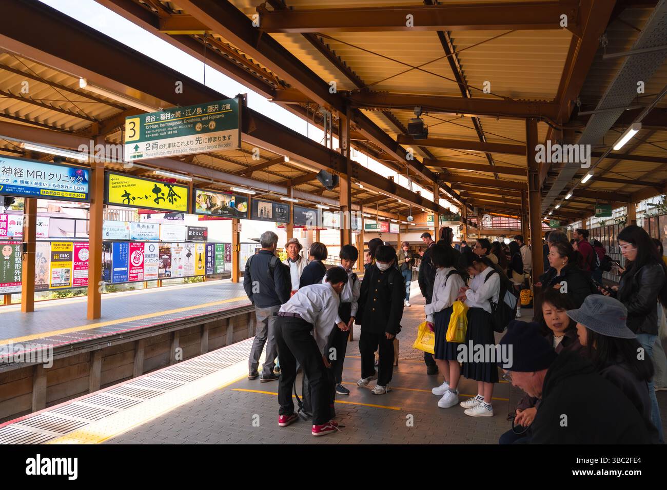 KAMAKURA, JAPON - 8 novembre 2024 : les passagers attendent le train au quai de la gare de Kamakura Banque D'Images