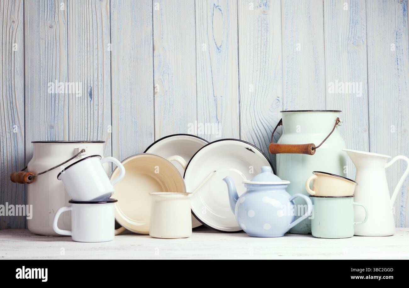 L'émaillerie sur la table de cuisine au mur en bois bleu Banque D'Images