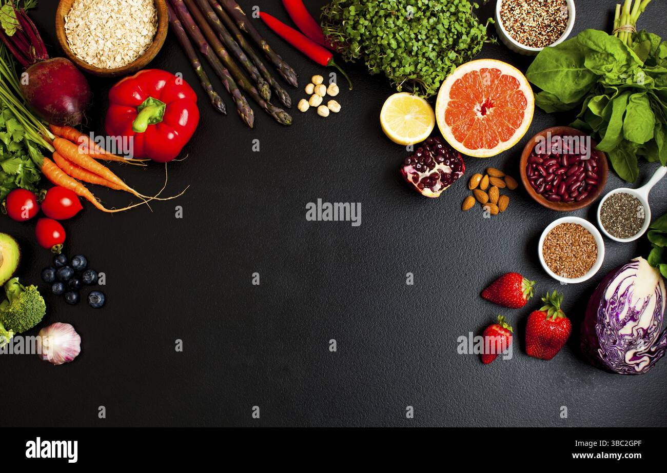 Concept de mode de vie sain. Surface noire avec groupe de légumes et de fruits frais. Variété de produits biologiques. CopySpace Banque D'Images Concept de mode de vie sain. Surface noire avec groupe de légumes et de fruits frais. Variété de produits biologiques. CopySpace Banque D'Images