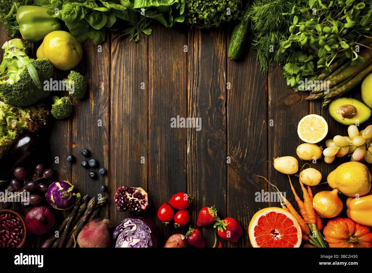 Image de légumes frais de haute qualité, fruits, noix et graines, posés dans un cercle sur fond de bois sombre. Produits avec les vitamines nécessaires, micro Banque D'Images Image de légumes frais de haute qualité, fruits, noix et graines, posés dans un cercle sur fond de bois sombre. Produits avec les vitamines nécessaires, micro Banque D'Images