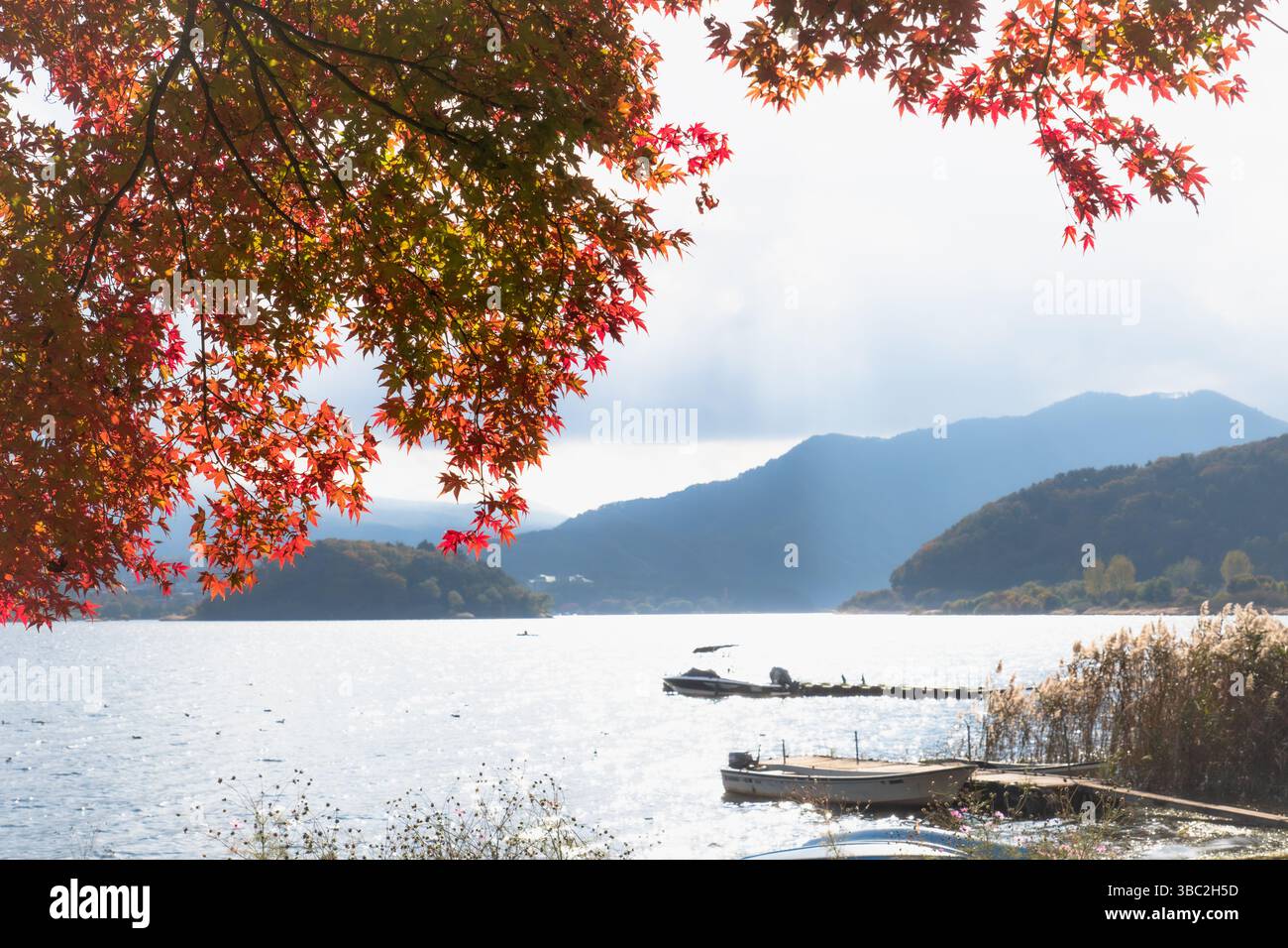 Fuji Mountain avec vue sur les nuages et les bateaux à rames depuis le lac Kawaguchiko Banque D'Images