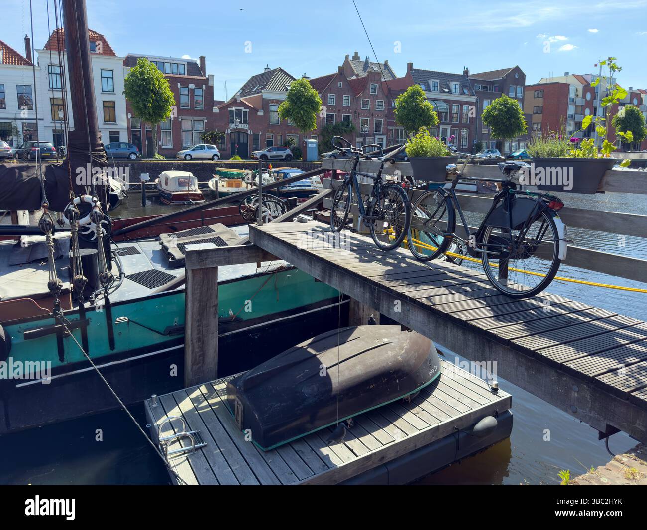 Delfshaven pays-Bas Hollande. Vélo garé au-dessus de l'eau de la rivière, les bâtiments de bord de mer de la ville et les bateaux fond. Banque D'Images