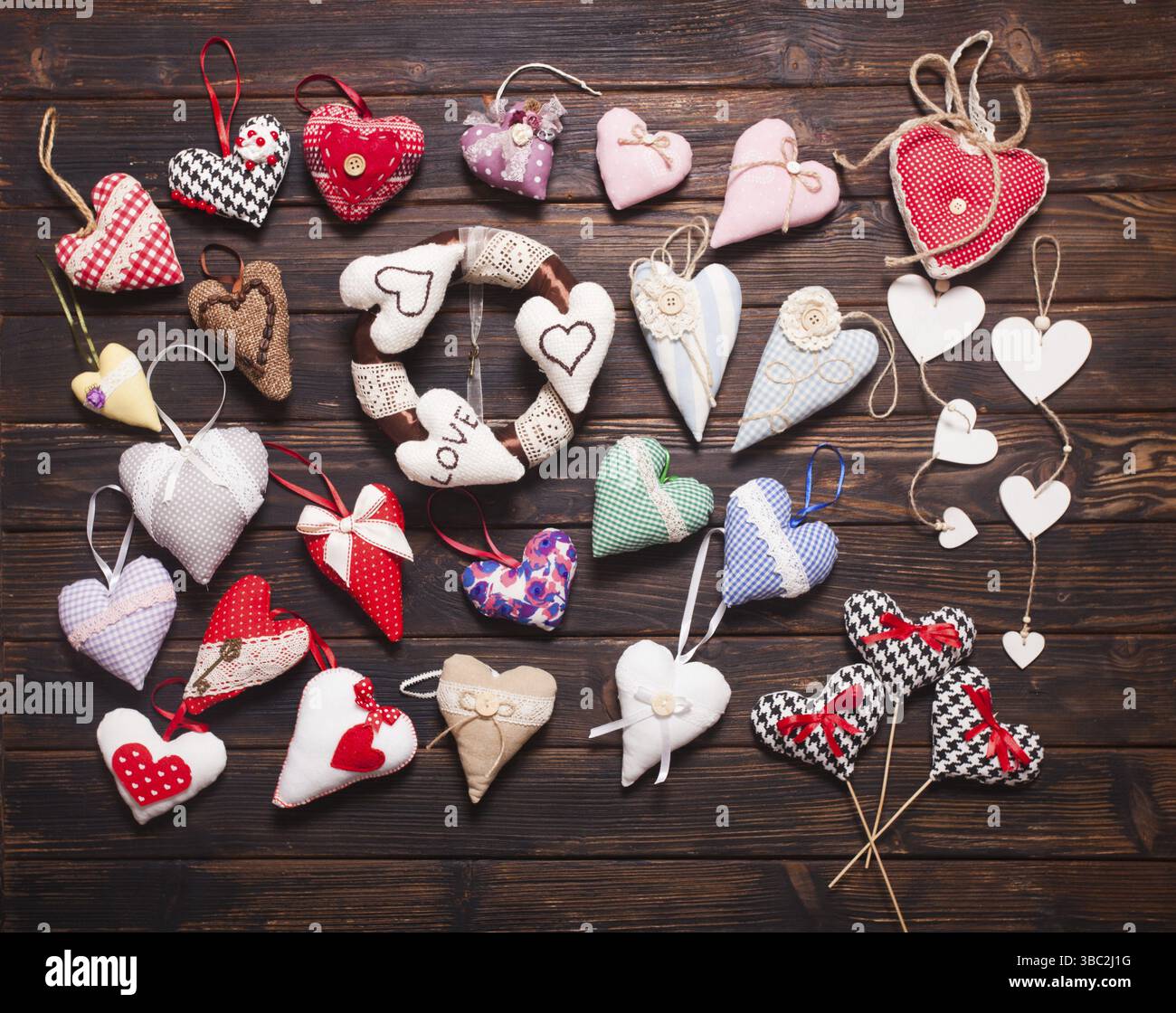 Variété de produits textiles et de coeurs en bois sur le marché de vacances. Valentine day Banque D'Images