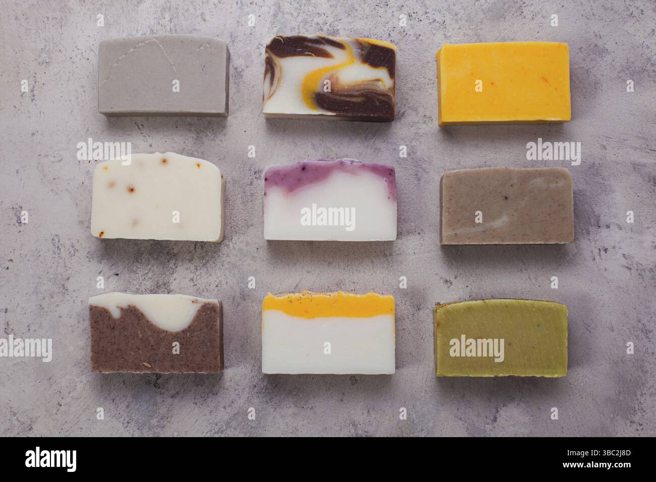 Composition en pose plate avec barres de savon faites à la main, vue sur le dessus. Produits de beauté bio sains Banque D'Images
