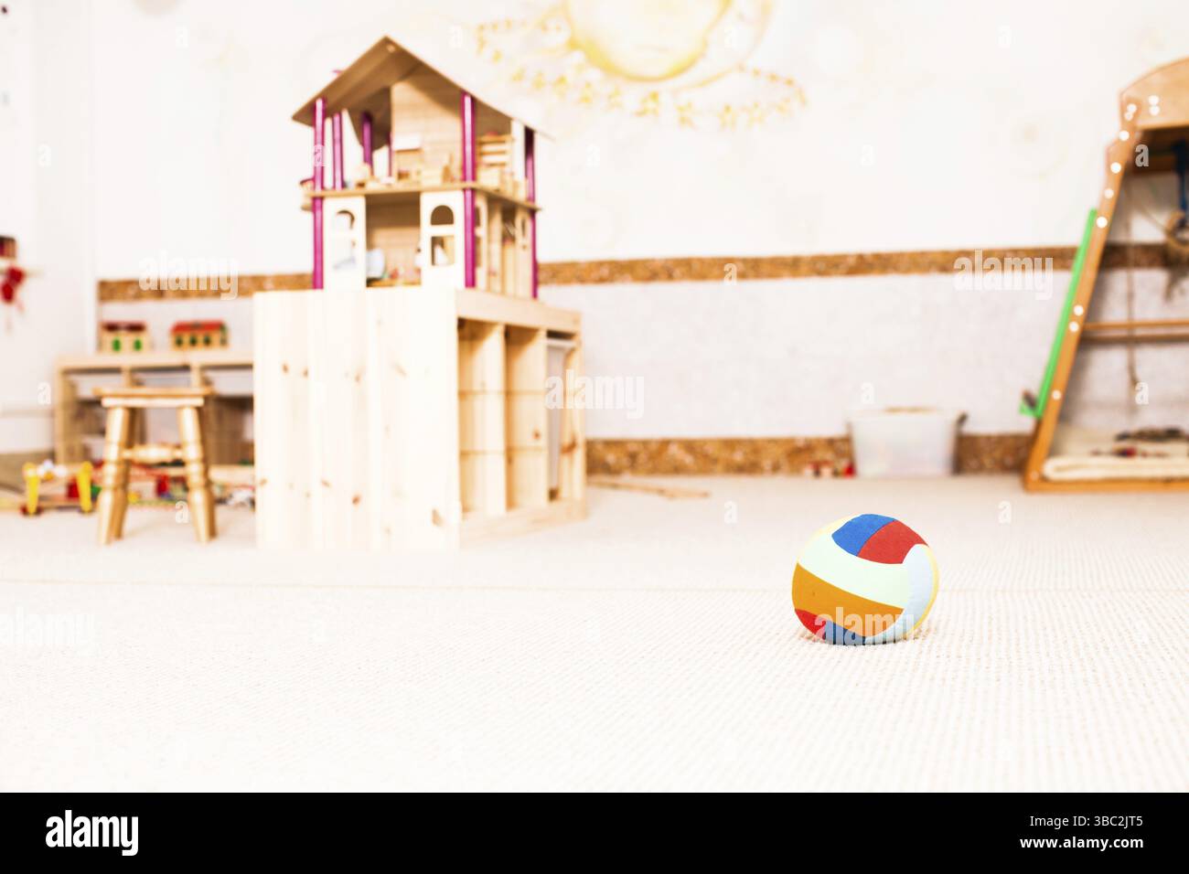 Salle de classe préscolaire avec jouets et détails Banque D'Images