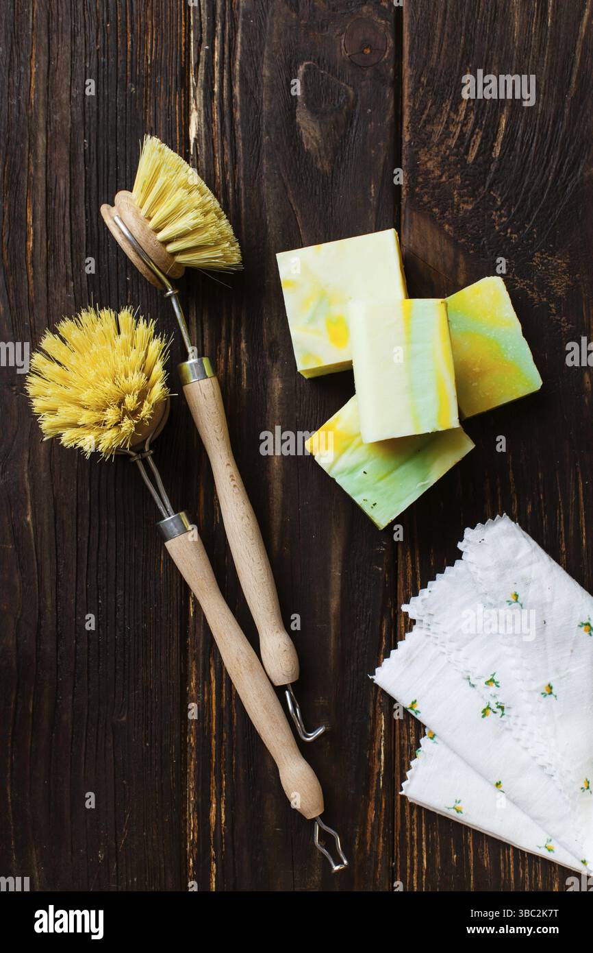 Aucun gaspillage, outils de nettoyage compostables. Brosse à vaisselle en bois, savon biologique fait maison. Concept écologique pour la cuisine Banque D'Images