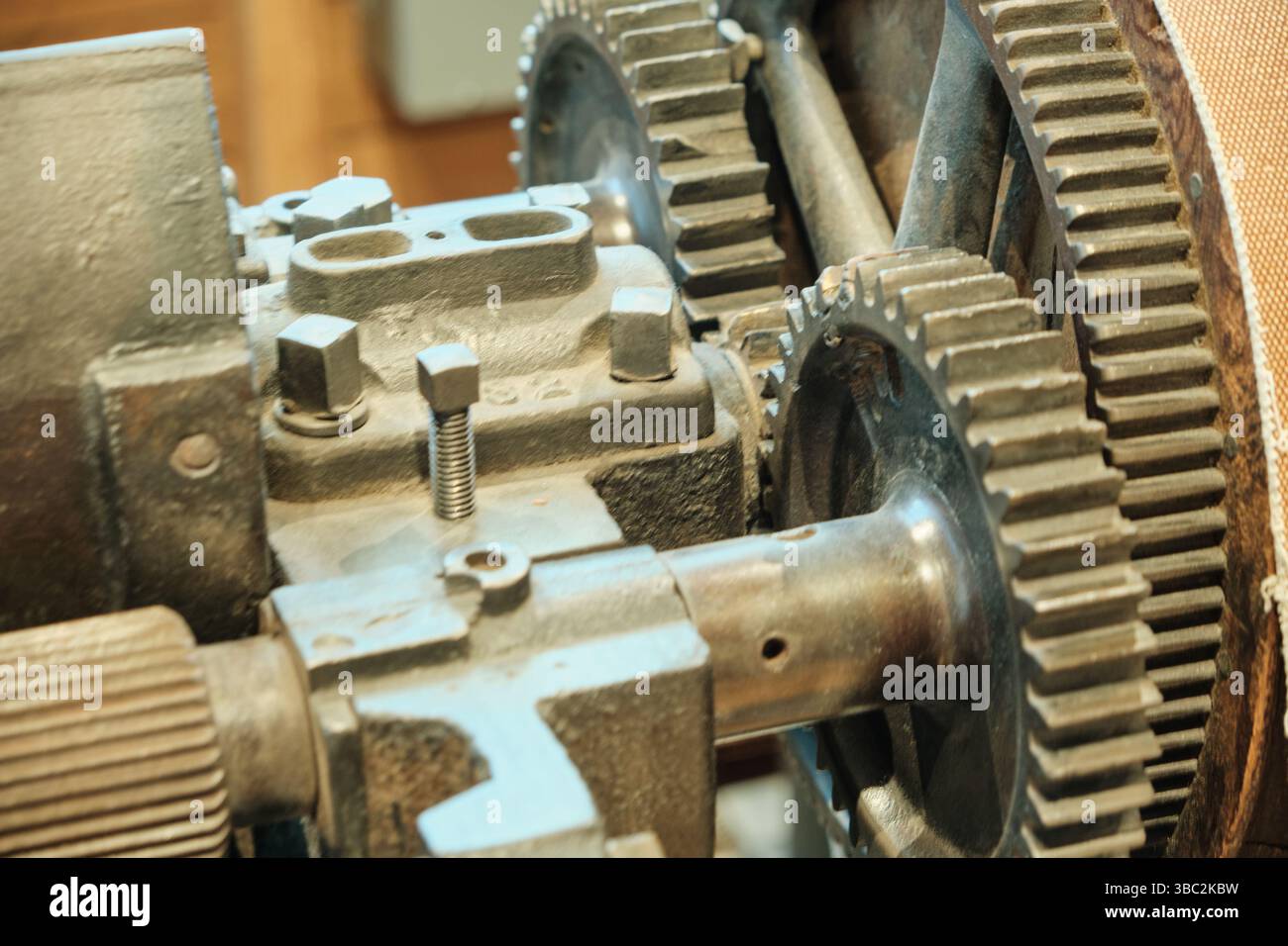 Gros plan du volant d'une machine à vapeur industrielle Banque D'Images