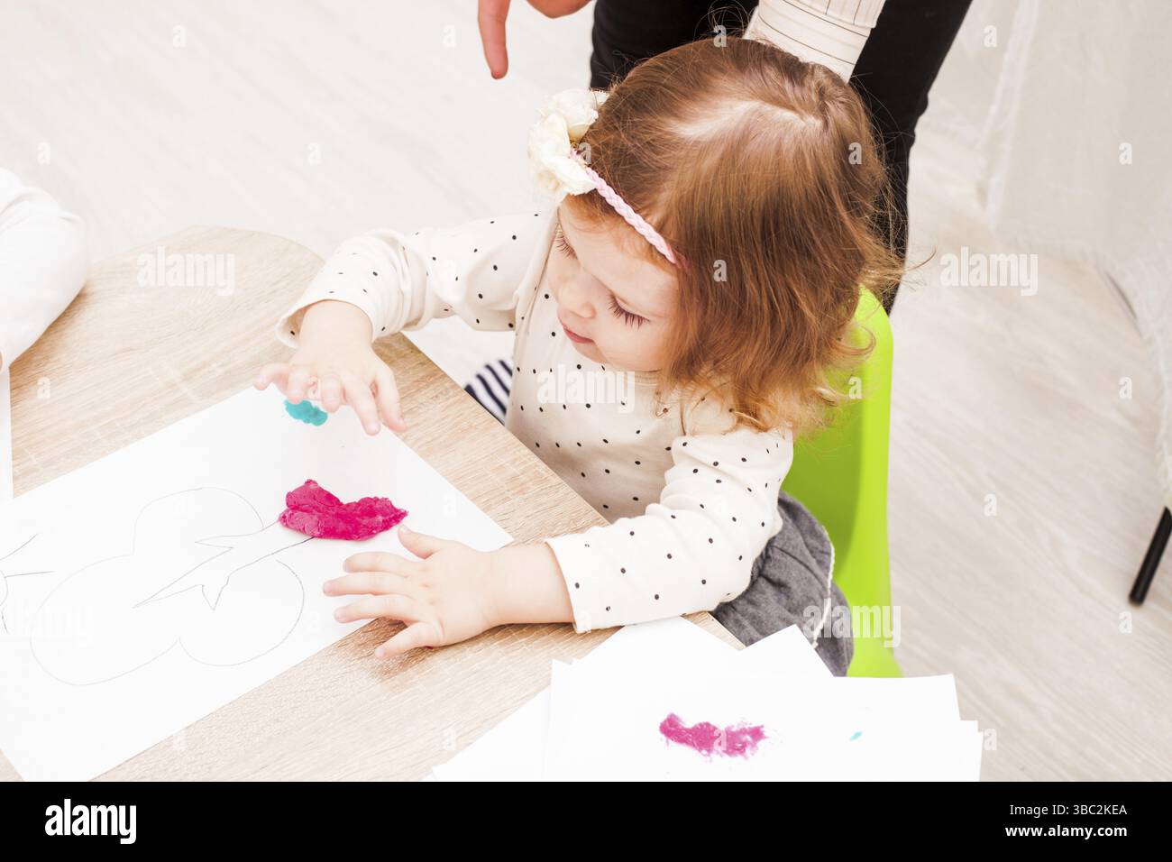 Les enfants est de faire une pâte à modeler les chiffres sur la table, la maternelle, le développement de la leçon la motricité fine Banque D'Images