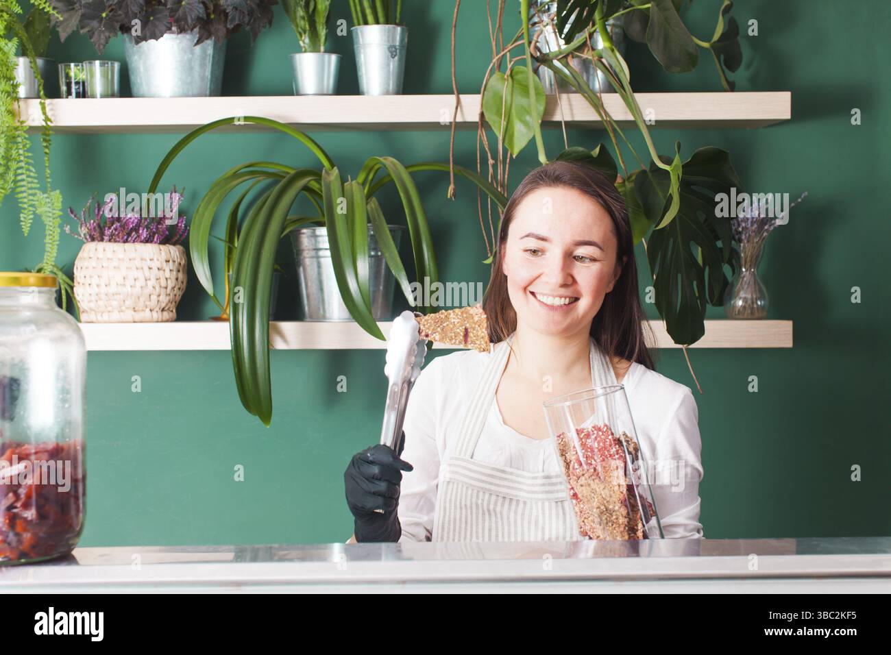 Boutique bio avec des aliments sains pour les légumes et les mangeurs de nourriture crue. Pains secs végétaliens crus déshydratés en vitrine Banque D'Images