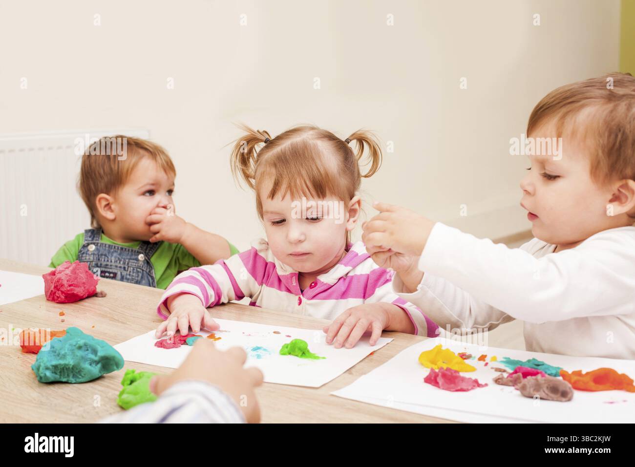 Les enfants font une figure de plasticine sur la table Banque D'Images