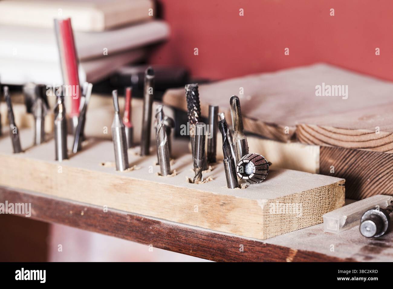 Vue rapprochée de l'ensemble d'outils de menuisier des puits de forage insérés dans une planche en bois Banque D'Images