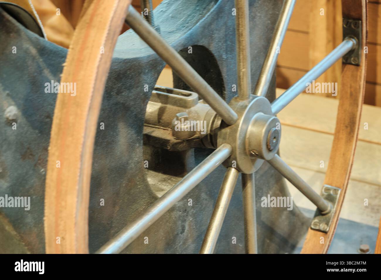 Gros plan du volant d'une machine à vapeur industrielle Banque D'Images