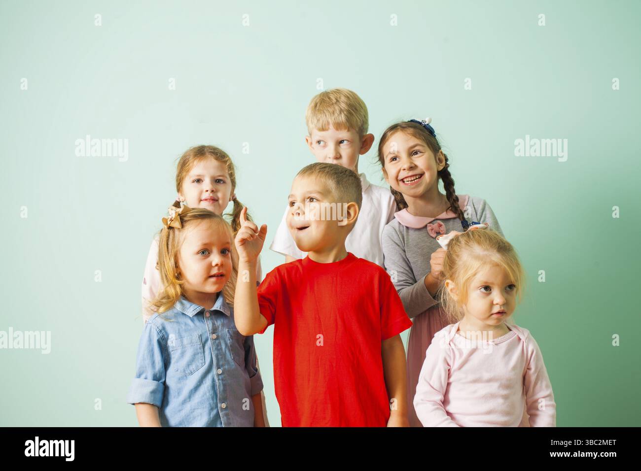Groupe d'enfants qui se rassemblent et chantent des chansons à la maison Banque D'Images