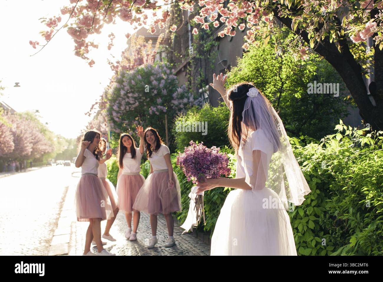 Une mariée heureuse dit au revoir à ses amies avant le mariage. Fête de la poule Banque D'Images