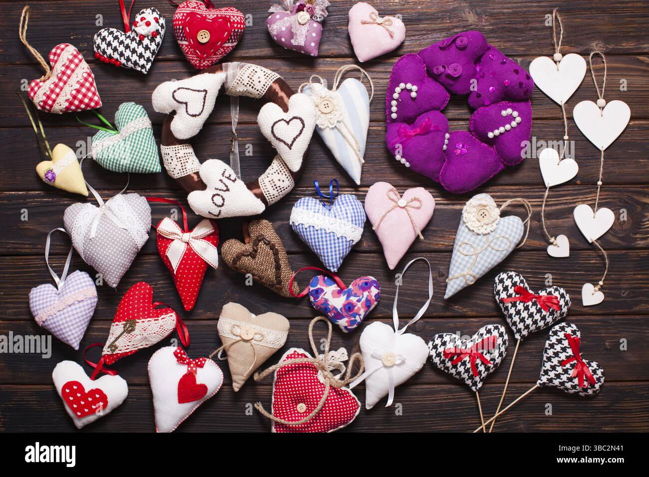 Variété de produits textiles et de coeurs en bois sur le marché de vacances. Valentine day Banque D'Images