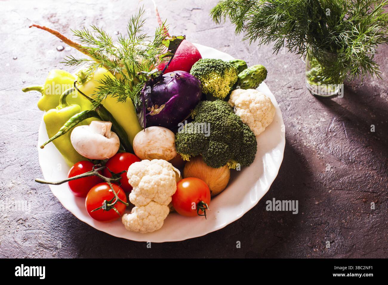 Tous les légumes frais dans une assiette avec aneth Banque D'Images