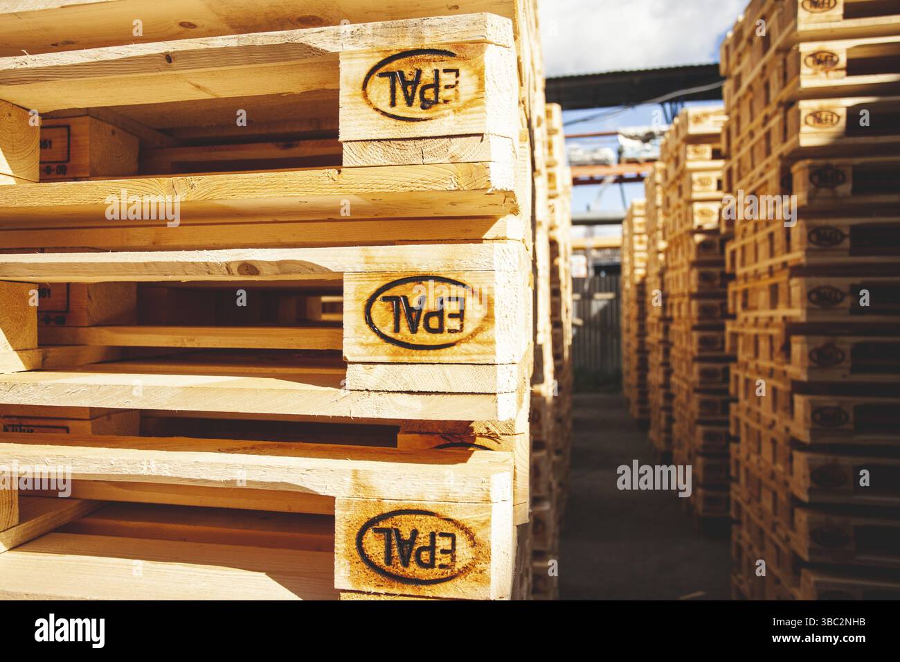 Kiev, Ukraine - 20 septembre 2019: Gros plan des piles de palettes EPAL en plein air Banque D'Images