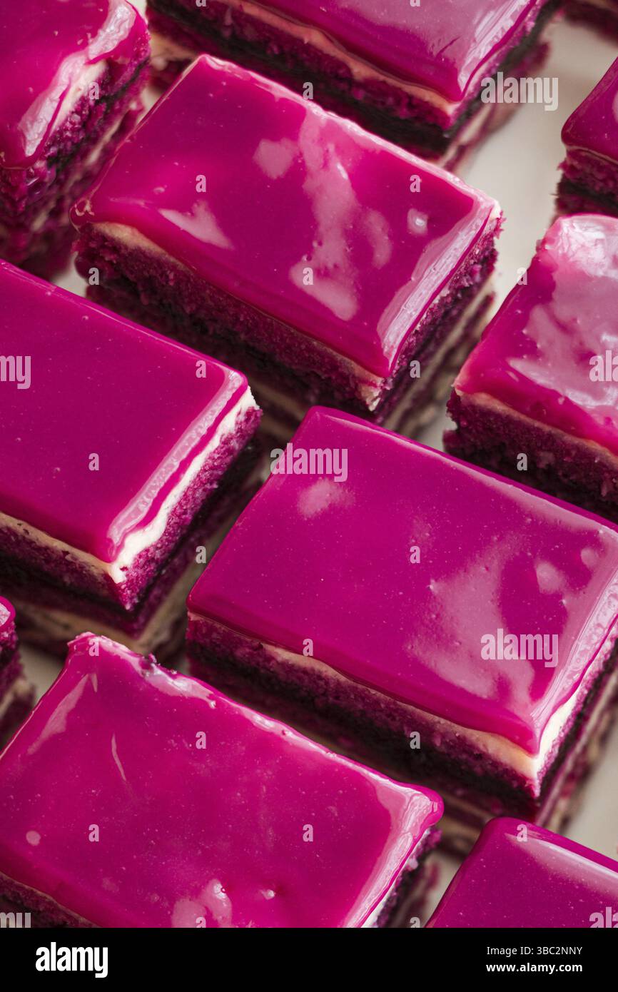 Les morceaux de gâteaux de gros plan Opéra à la crème rose. Les délicieux gâteaux superposés sont disposés de suite Banque D'Images