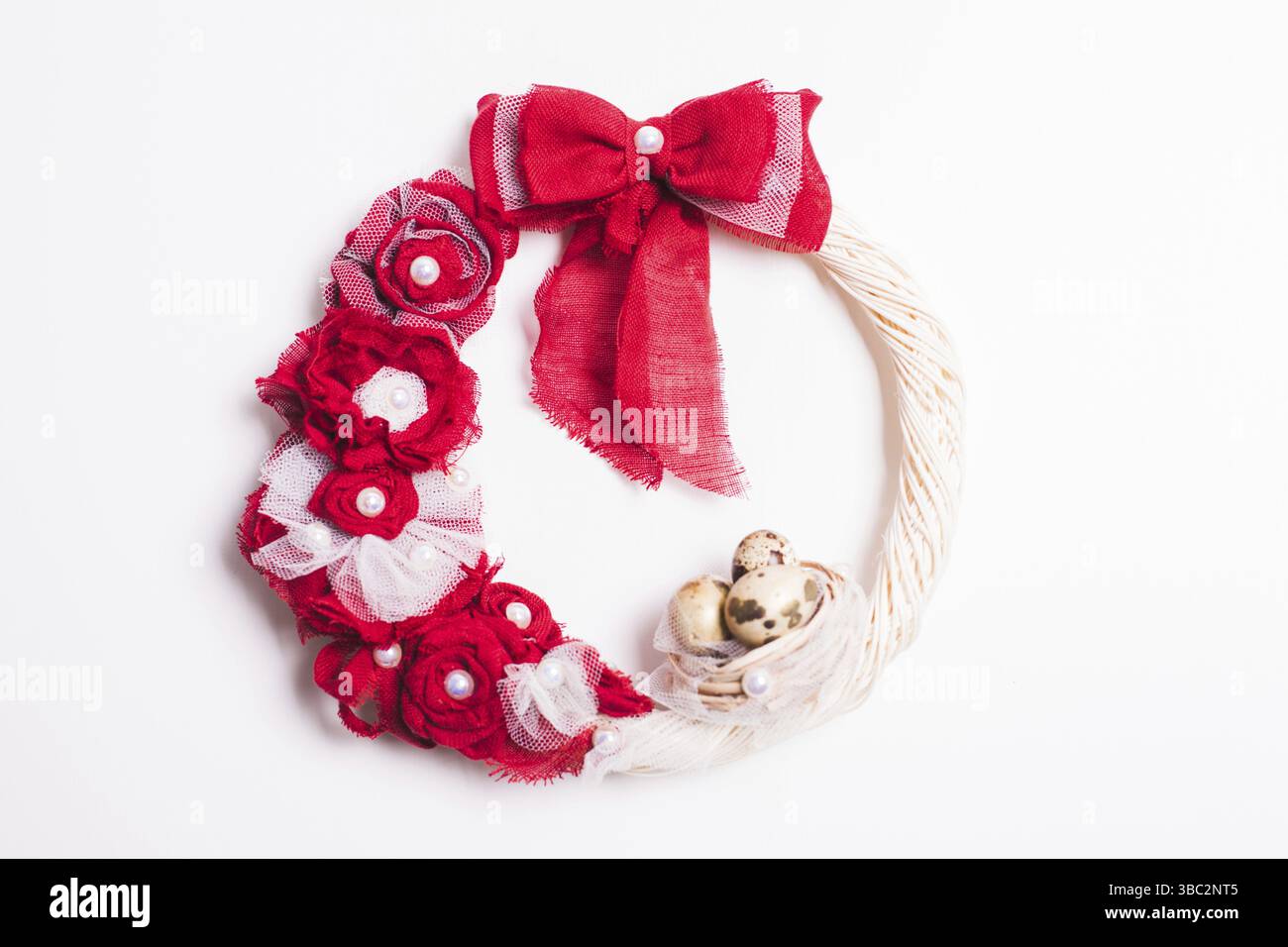 Couronne de Pâques ornée d'un noeud rouge sur la porte avant Banque D'Images