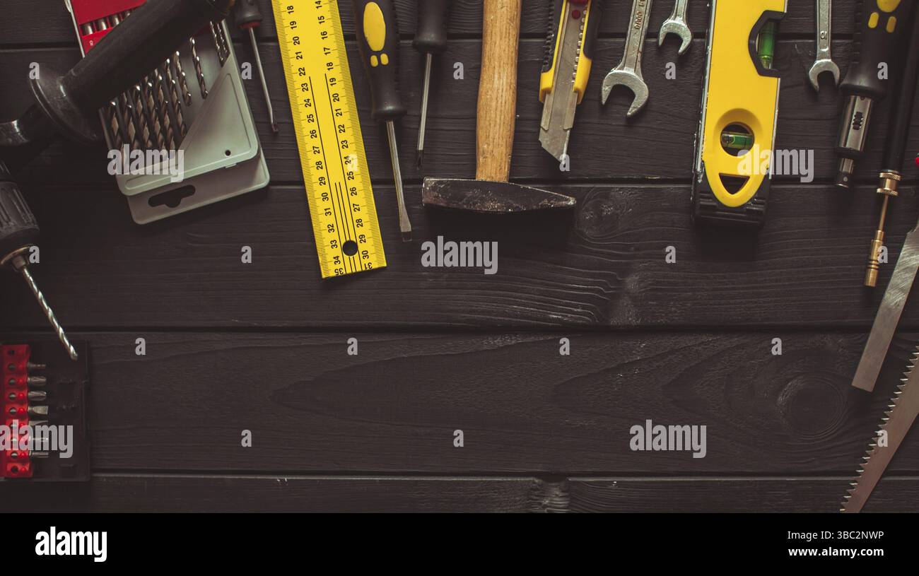 Un ensemble d'outils disposés dans un demi-cercle sur le dessus de la table en bois avec copie espace Banque D'Images