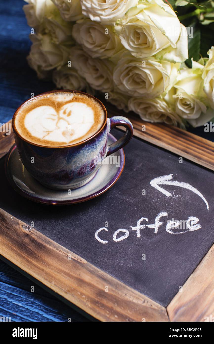 Latte art dans la tasse de cappuchino - couple aimant Banque D'Images