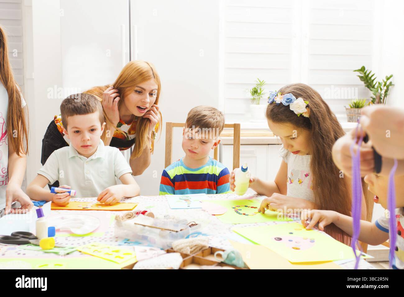 Mère regarde son fils, carte de vœux faits à la main et il l'aime bien Banque D'Images