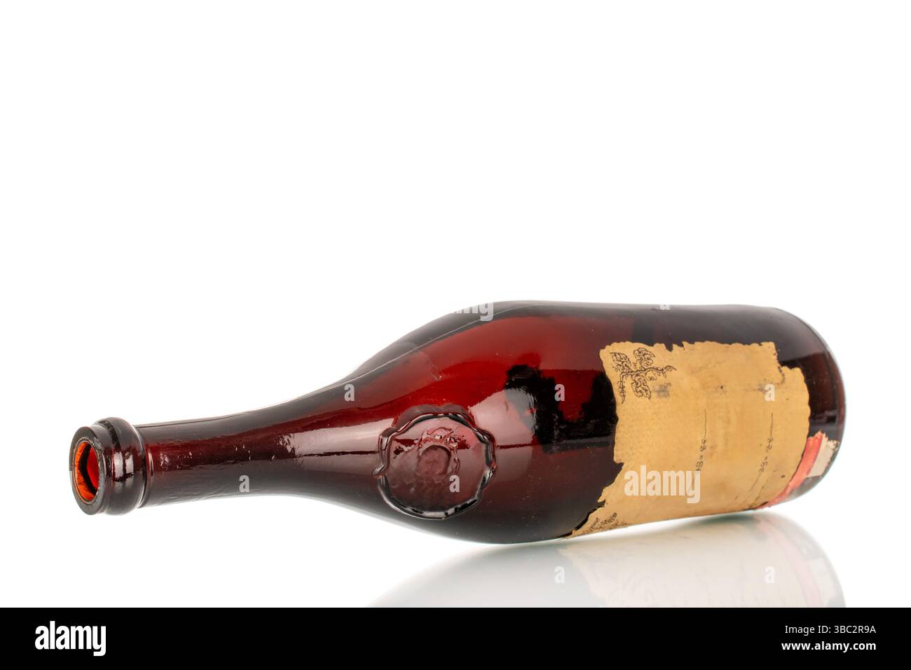 Une bouteille vide de vieux vin de collection, gros plan, isolé sur fond blanc. Banque D'Images