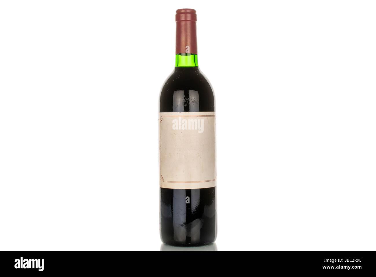 Une bouteille de vieux vin de collection, macro, isolé sur fond blanc. Banque D'Images