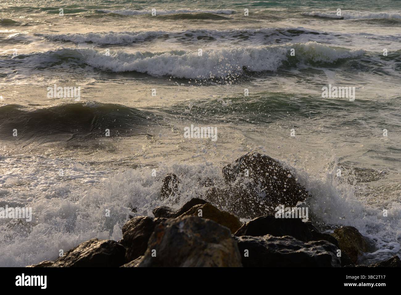 Vue rapprochée de l'eau de mer texturée et de petites vagues se brisant près de la côte de Chypre. Détail marin naturel dans l'environnement méditerranéen. Banque D'Images