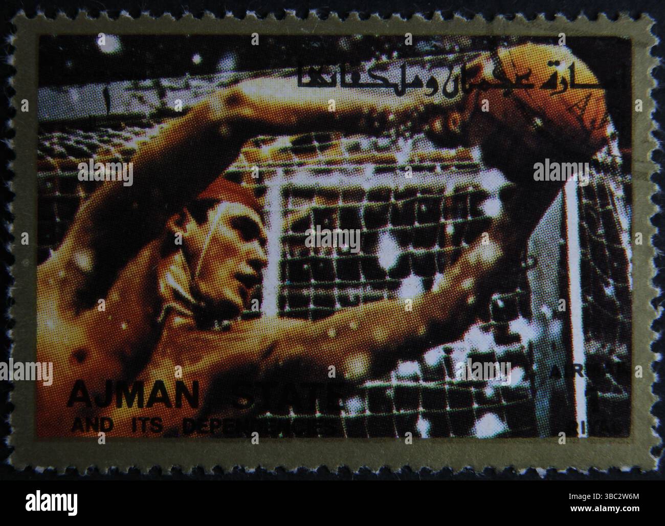 ISTANBUL, TURQUIE - 17 AVRIL 2021 : le timbre de l'État d'Ajman montre le water-polo Banque D'Images