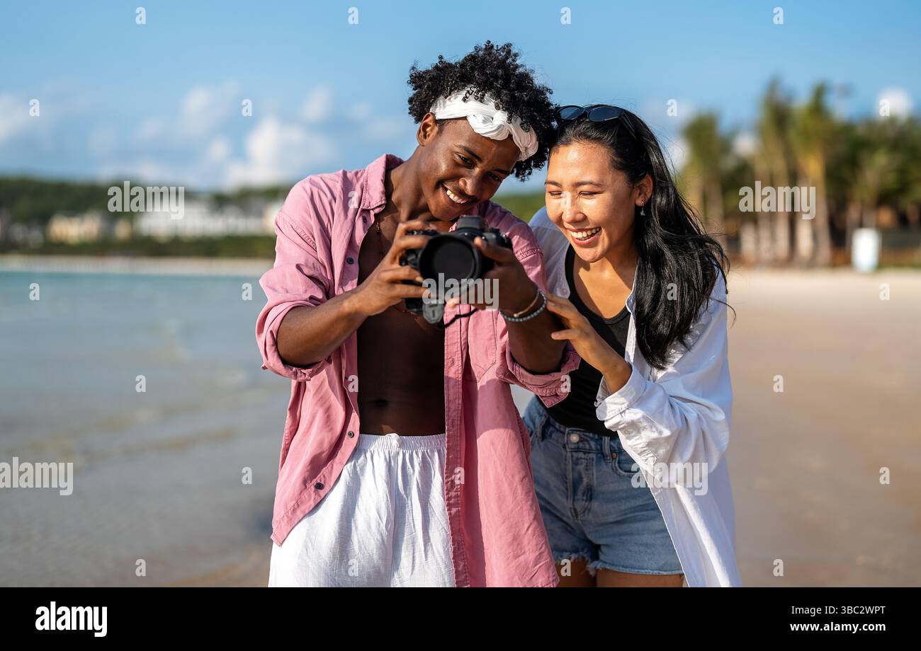 Un couple partage leurs aventures à travers des visuels époustouflants, embrassant le style de vie des influenceurs Banque D'Images