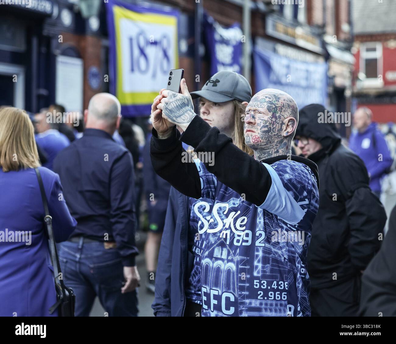 Liverpool, Royaume-Uni. 18 mai 2025. Les fans d'Everton ont pris des photos lors du match de premier League Everton vs Southampton au Goodison Park, Liverpool, Royaume-Uni, le 18 mai 2025 (photo par Mark Cosgrove/News images) à Liverpool, Royaume-Uni, le 18/05/2025. (Photo de Mark Cosgrove/News images/SIPA USA) crédit : SIPA USA/Alamy Live News Banque D'Images