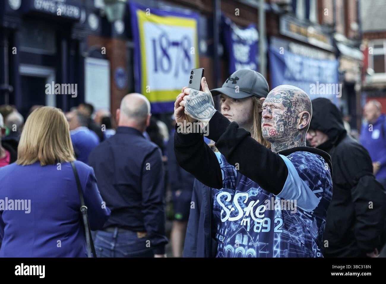 Liverpool, Royaume-Uni. 18 mai 2025. Les fans d'Everton ont pris des photos lors du match de premier League Everton vs Southampton au Goodison Park, Liverpool, Royaume-Uni, le 18 mai 2025 (photo par Mark Cosgrove/News images) à Liverpool, Royaume-Uni, le 18/05/2025. (Photo de Mark Cosgrove/News images/SIPA USA) crédit : SIPA USA/Alamy Live News Banque D'Images