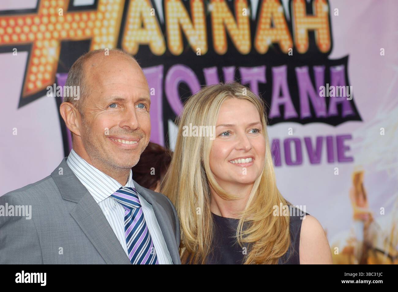 Le réalisateur Peter Chelsom et son épouse Lindsay McCracken assistent à la première de Hannah Montana : The Movie au El Capitan Theatre à Hollywood, Californie, le 2 avril 2009. Banque D'Images