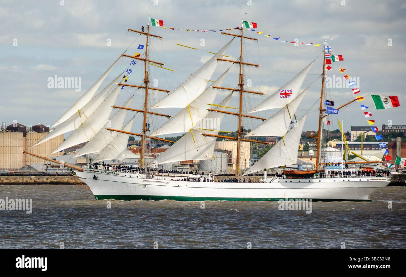 Tall Ship Cuauhtemoc en pleine voile à Liverpool avant la course des Tall Ships Banque D'Images