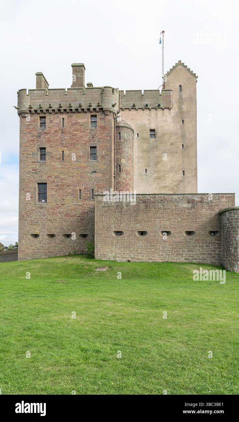 Château de Broughty regardant à l'est du port de Broughty, Dundee, Angus, Écosse Banque D'Images