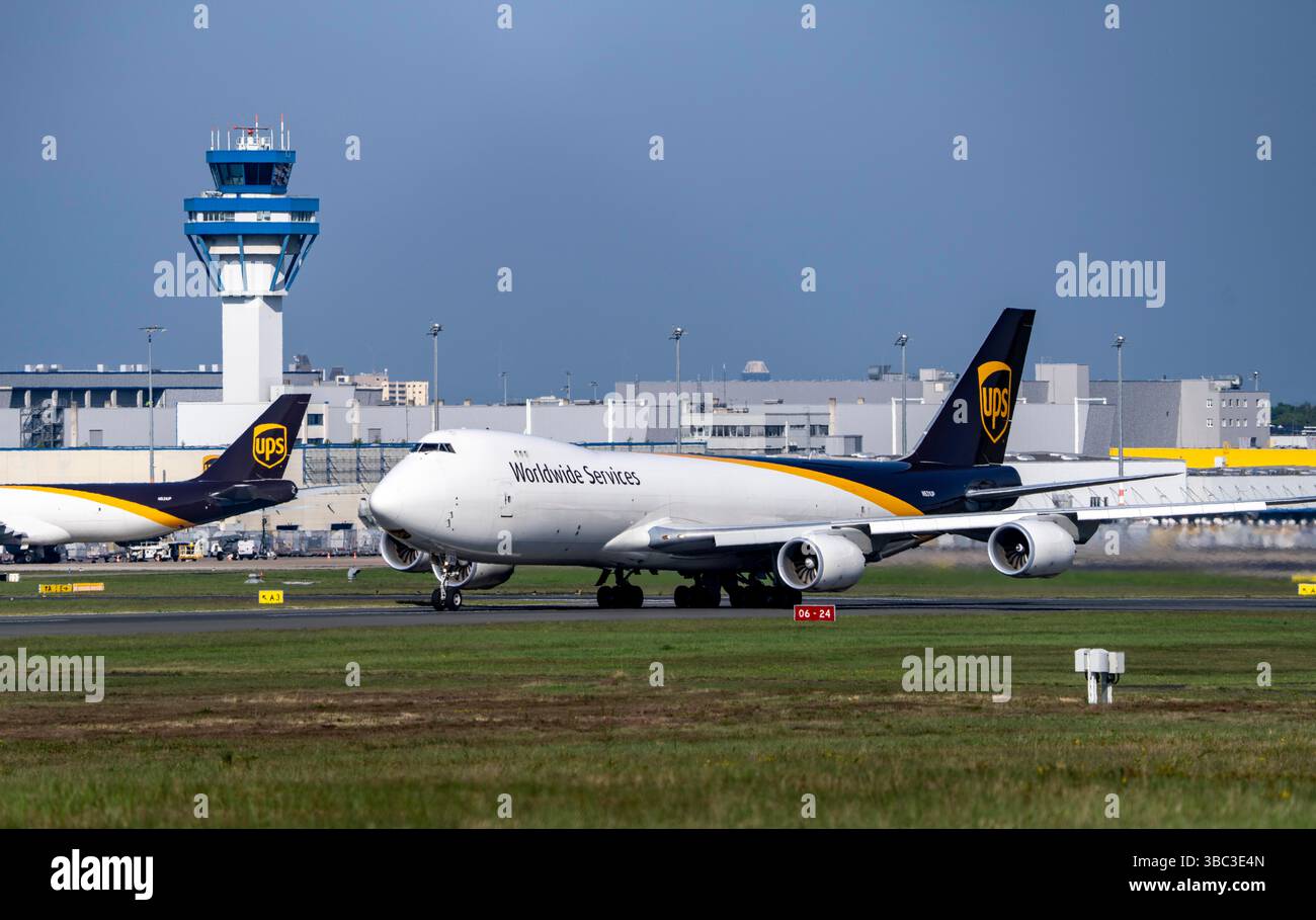 Avion cargo, UPS, Boeing 747-8F, décollage, centre de fret aérien, aéroport de Cologne-Bonn, CGN, Rhénanie du Nord-Westphalie, Allemagne Tour de contrôle aérien, Banque D'Images