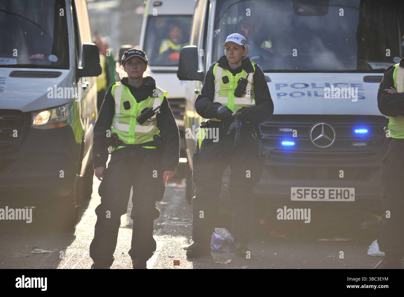 Glasgow, Royaume-Uni. 17 mai 2025 - police Écosse se prépare à dégager Trongate des amateurs de l'événement à la fin de la journée. Les fans du Celtic se sont rassemblés dans le centre-ville de Glasgow le 17 mai pour célébrer leur victoire au titre de premier championnat écossais après la victoire de l'équipe. Les supporters ont inondé les zones de Merchant City et de Trongate dans un spectacle de célébration dynamique et pacifique. Crédit : Eastern Goodwin Media/Alamy Live News Banque D'Images