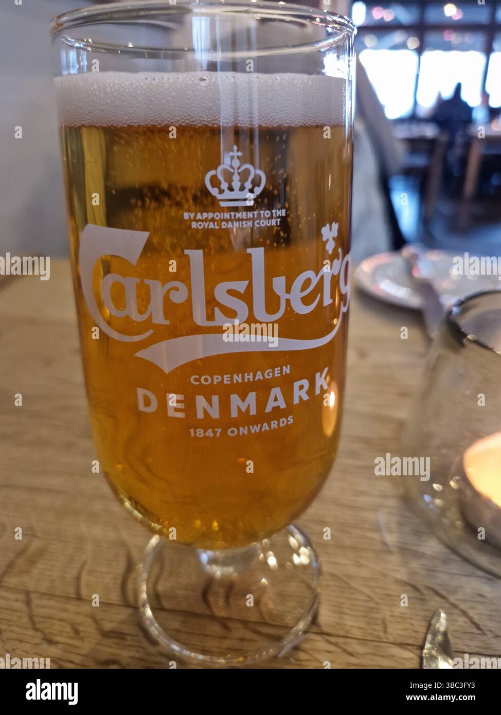 Un verre de bière dans un bar dans un centre-ville. Copenhague, Danemark, 2025 Banque D'Images