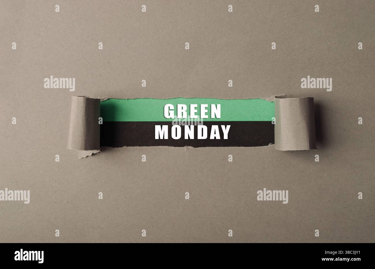 Morceau de papier déchiré avec les mots Green Monday écrit dessus. Le papier est déchiré en deux Banque D'Images