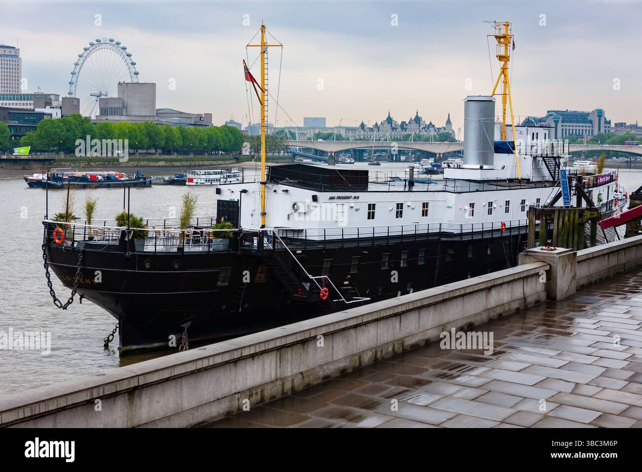 Londres, Royaume-Uni - 6 mai 2011 : HMS President amarré sur la rive de la Tamise. Retraité de la première Guerre mondiale classe Flower Q-ship sur la rive nord de la Tamise Banque D'Images Londres, Royaume-Uni - 6 mai 2011 : HMS President amarré sur la rive de la Tamise. Retraité de la première Guerre mondiale classe Flower Q-ship sur la rive nord de la Tamise Banque D'Images