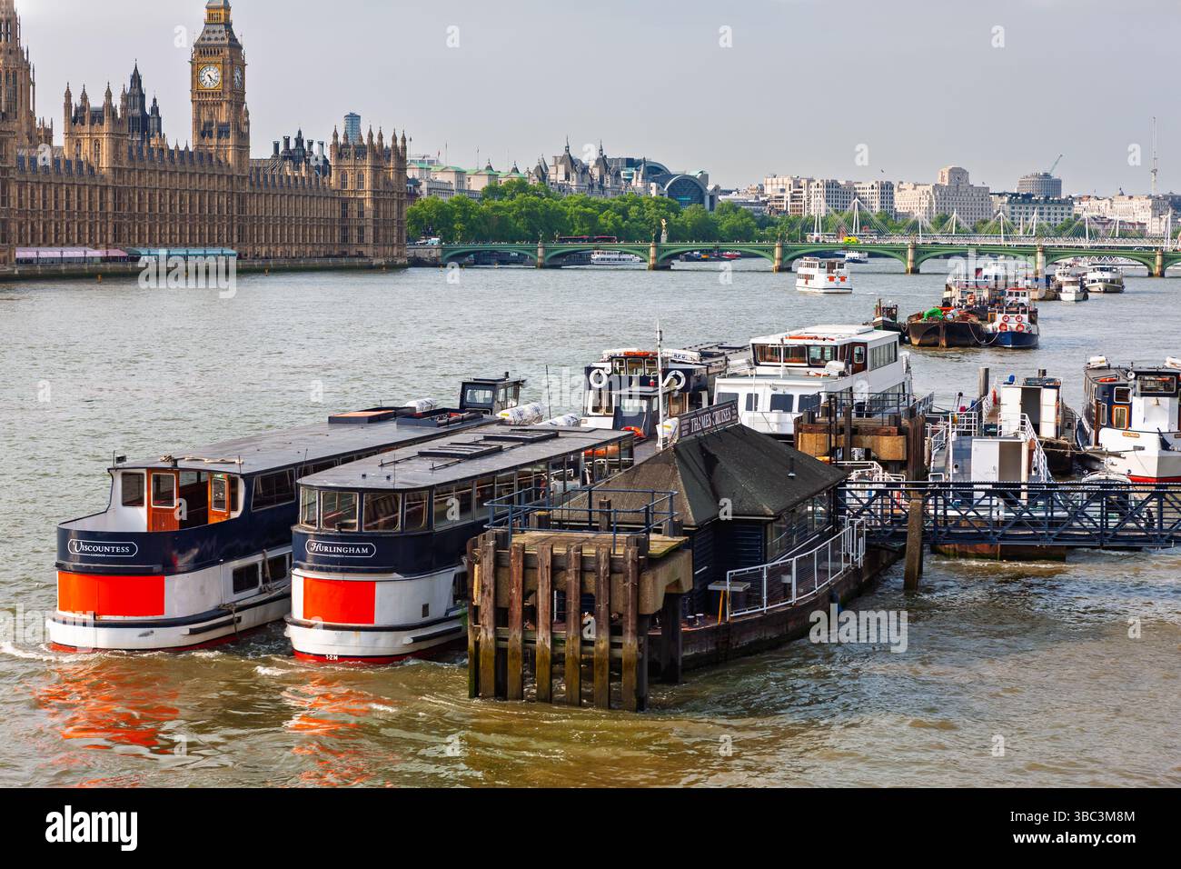 Londres, Royaume-Uni - 6 mai 2011 : dépôt de bateaux de croisière sur la Tamise. Service de location de bateaux sur la rive est de la Tamise à Lambeth Pier. Banque D'Images Londres, Royaume-Uni - 6 mai 2011 : dépôt de bateaux de croisière sur la Tamise. Service de location de bateaux sur la rive est de la Tamise à Lambeth Pier. Banque D'Images