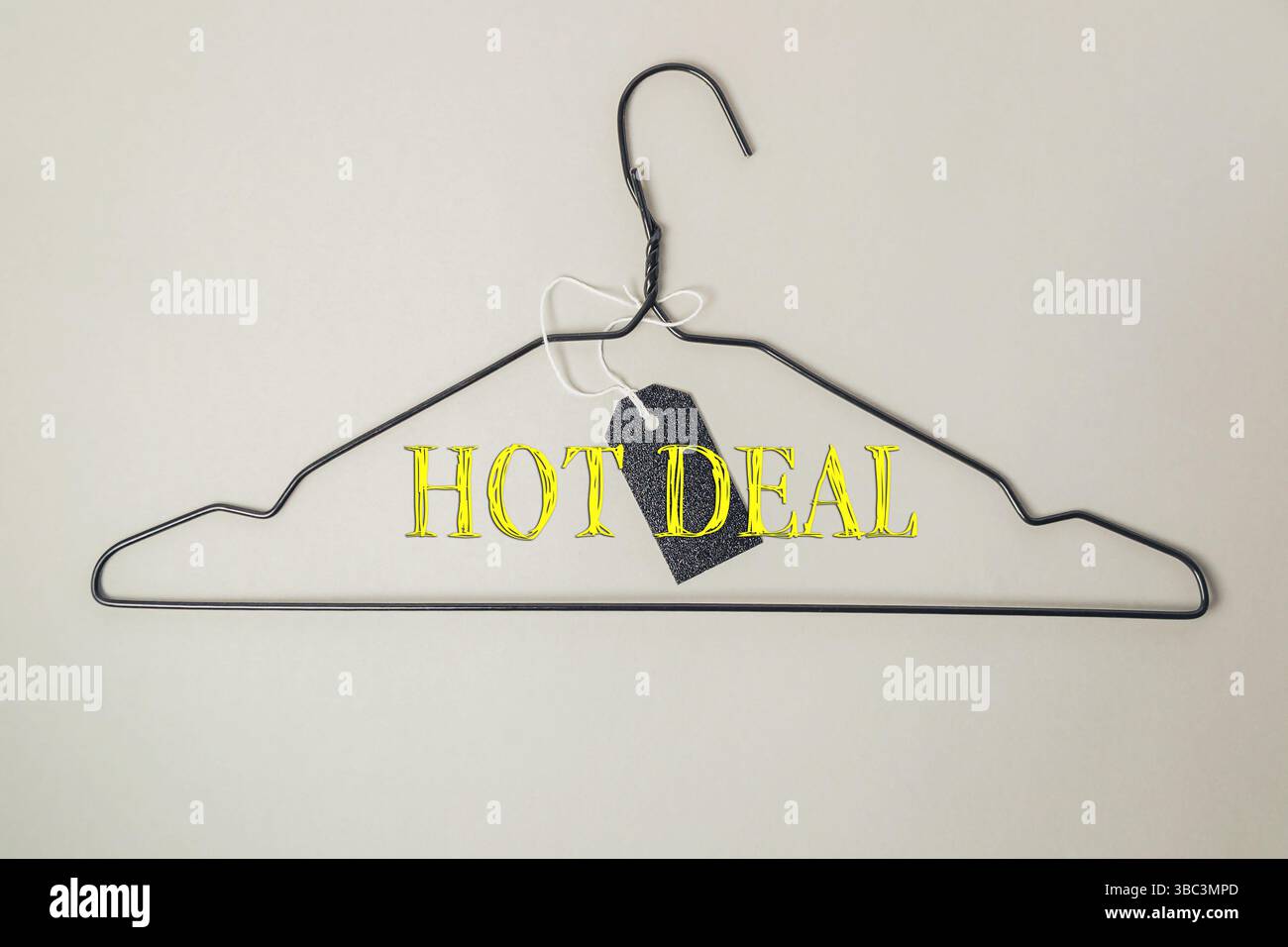 Cintre avec une étiquette qui dit Hot deal dessus. L'étiquette est attachée au cintre avec une ficelle Banque D'Images