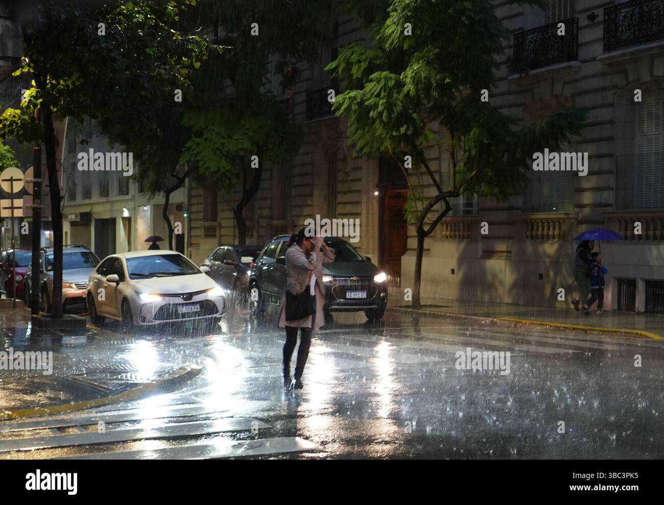 Buenos Aires, Argentine. 17 mai 2025. Une femme marche sous la pluie dans une rue à Buenos Aires, Argentine, le 17 mai 2025. La ville de Buenos Aires a connu des précipitations continues récemment à la fin de la saison d'automne. Crédit : Zhang Duo/Xinhua/Alamy Live News Banque D'Images