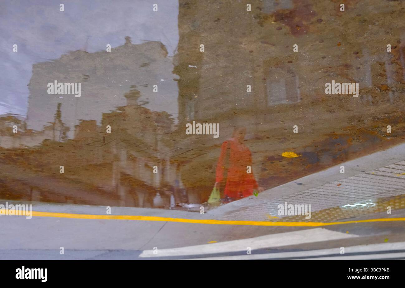 Buenos Aires, Argentine. 17 mai 2025. Une femme marche sous la pluie dans une rue à Buenos Aires, Argentine, le 17 mai 2025. La ville de Buenos Aires a connu des précipitations continues récemment à la fin de la saison d'automne. Crédit : Zhang Duo/Xinhua/Alamy Live News Banque D'Images